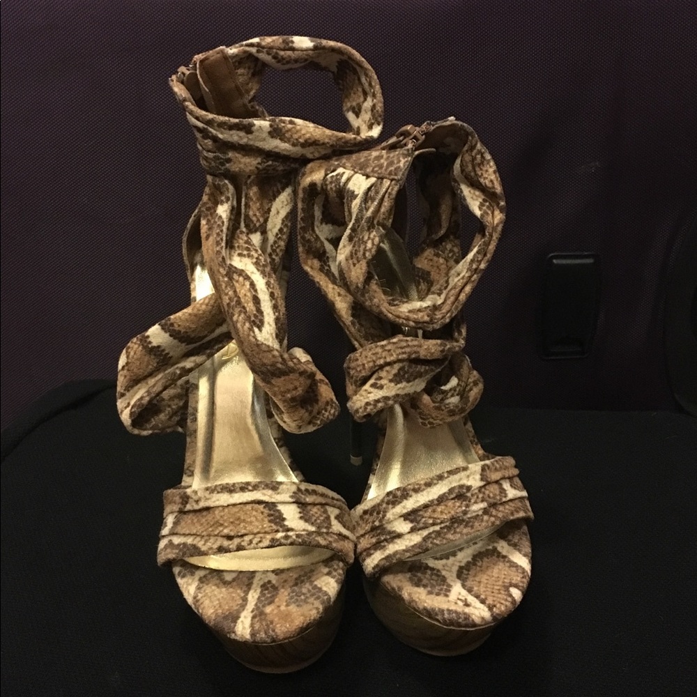Snake skin fabric heel